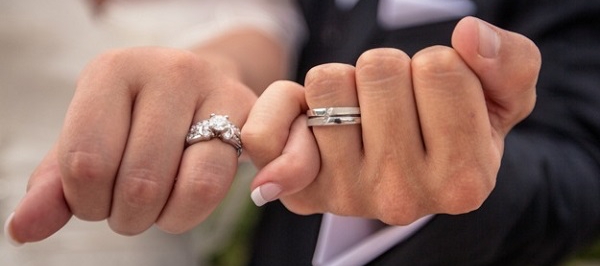 ¿En qué mano se pone el anillo de compromiso?